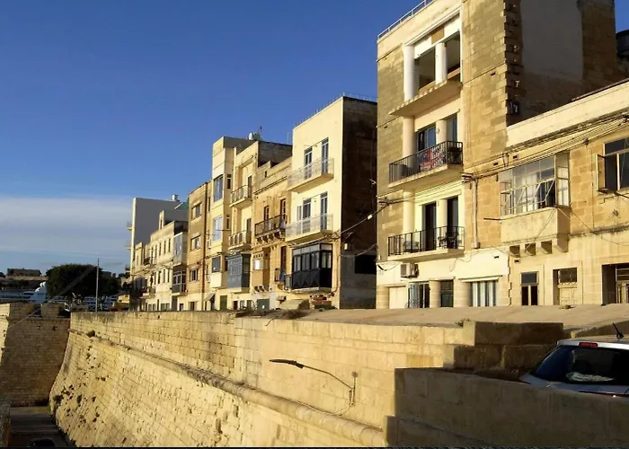 Bastion Corner Close To The Bus Station And Ferry To Valletta Lejlighed *