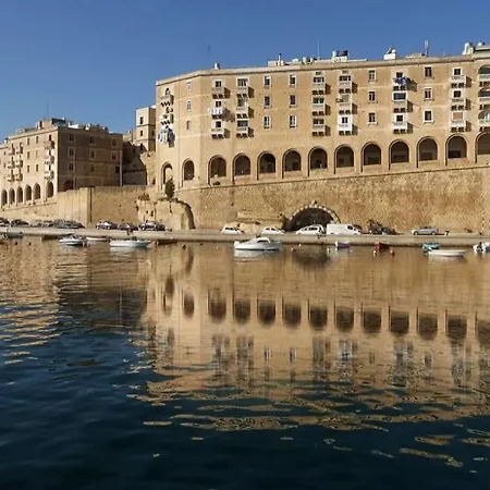 Bastion Corner Close To The Bus Station And Ferry To Valletta *