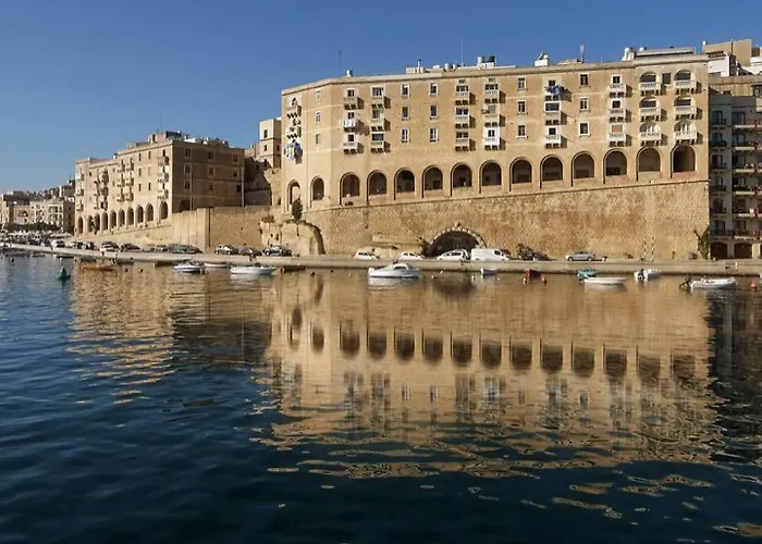 Bastion Corner Close To The Bus Station And Ferry To Valletta *